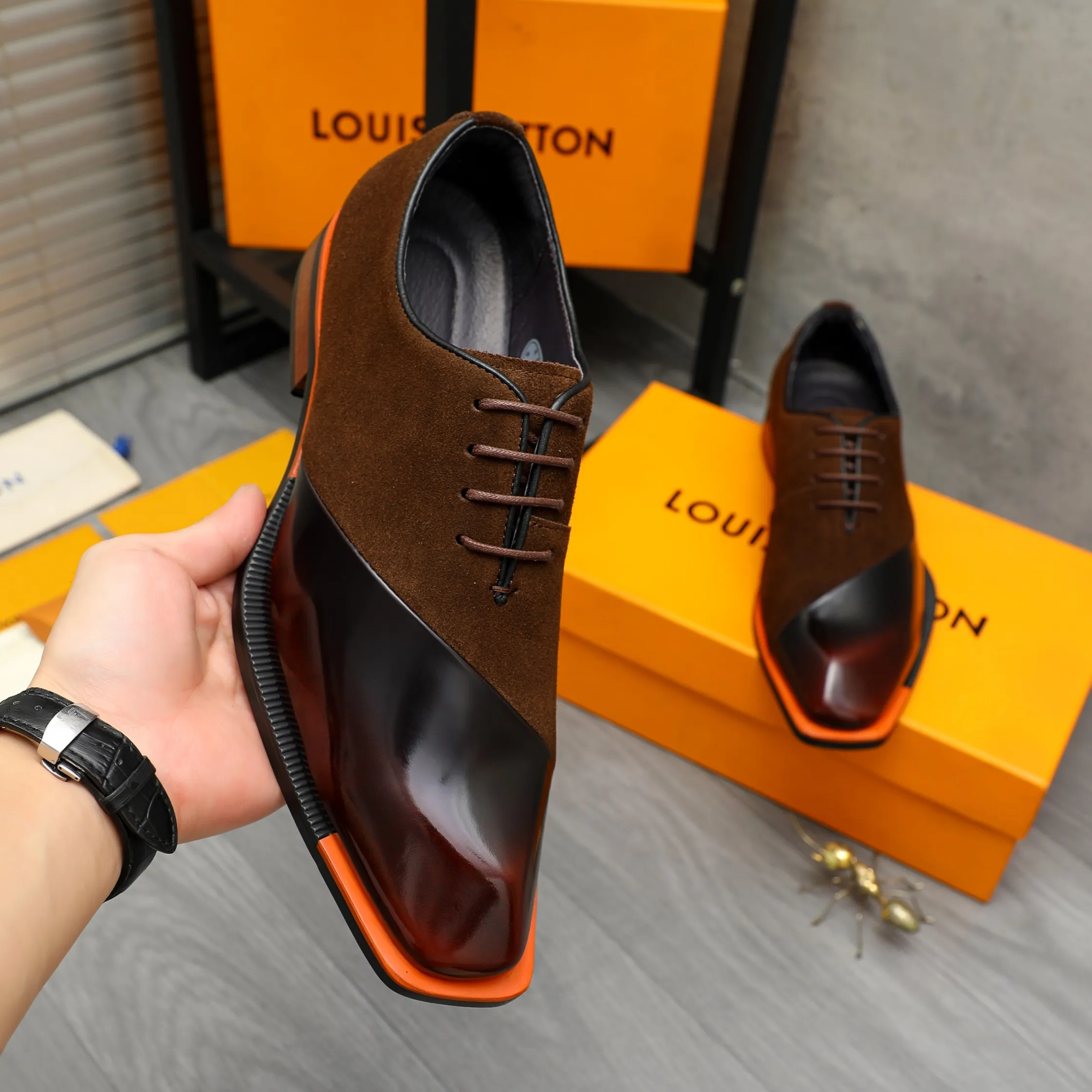 Men's shoes 💰580 Product trademark: LV "Louis Vuitton" business formal lace-up leather shoes Regular size: 37-46 Product materials: Selected high-quality cowhide stitching nubuck leather upper, pigskin lining, rubber outsole